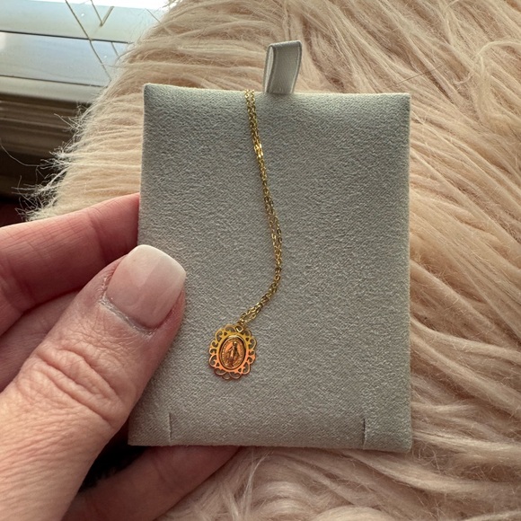 Dainty 14k Gold Miraculous Medal 18” cable chain - Picture 7 of 8